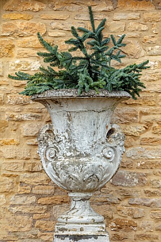 DAYLESFORD_ORGANIC_GLOUCESTERSHIRE_CHRISTMAS_WHITE_URN_CONTAINER_WITH_SPRUCE_CHRISTMAS_DECORATIONS_W