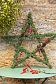 DAYLESFORD ORGANIC, GLOUCESTERSHIRE: GREEN TABLE, BERRIES, STAR WREATH, NATURAL, DECORATIONS, CHRISTMAS, WINTER, DECEMBER
