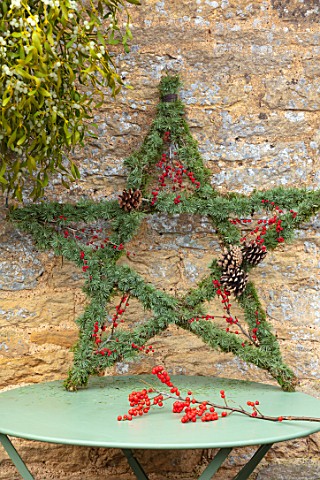 DAYLESFORD_ORGANIC_GLOUCESTERSHIRE_GREEN_TABLE_BERRIES_STAR_WREATH_NATURAL_DECORATIONS_CHRISTMAS_WIN