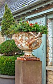 DAYLESFORD ORGANIC, GLOUCESTERSHIRE: WHITE METAL URN, CONTAINER, WREATH DECORATION, DECORATIVE, WINTER, CHRISTMAS