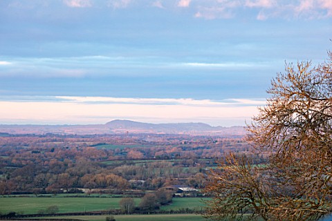 MORTON_HALL_GARDENS_WORCESTERSHIRE_VIEW_TO_ABBERLEY_HILLS_AT_DAWN_SUNRISE_WINTER_JANUARY_LANDSCAPE