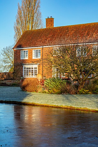 ST_TIMOTHEE_BERKSHIRE__LAWN_HOUSE_POOL_POND_WATER_WINTER_FROST_FROSTY_ENGLISH_COUNTRY_GARDEN