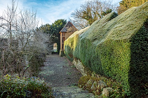 BRYANS_GROUND_HEREFORDSHIRE_THE_SUNK_GARDEN_ARTS_AND_CRAFTS_PATH_CLIPPED_YEW_HEDGING_HEDGESTOPIARY_T