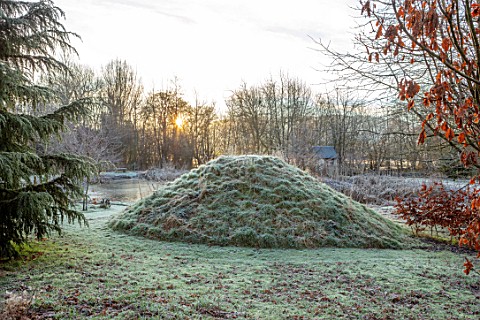 BRYANS_GROUND_HEREFORDSHIRE_WINTER_VIEWING_MOUND_LAKE_POOL_POND_BULLRUSHES_COUNTRY_GARDEN_FROST_FROS