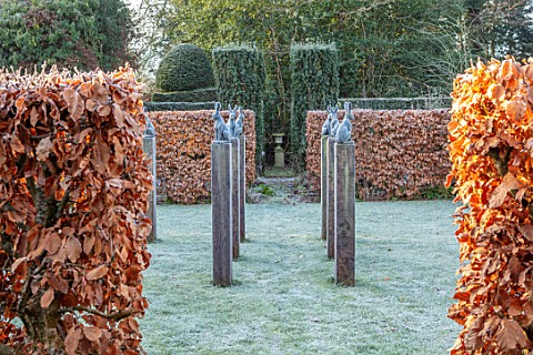 BRYANS_GROUND_HEREFORDSHIRE_SQUARE_OF_HARE_SCULPTURE_FROST_FROSTY_WINTER_JANUARY_GARDEN_ORNAMENT_FOR