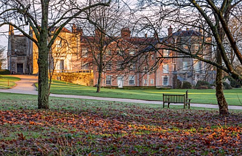MOTTISFONT_ABBEY_HAMPSHIRE_THE_NATIONAL_TRUST_VIEW_OF_THE_ABBEY_IN_WINTER_JANUARY_FROST_LAWN