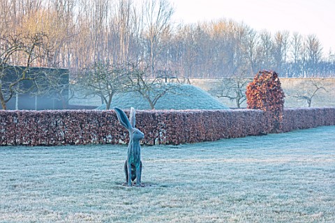 CHIPPENHAM_PARK_CAMBRIDGESHIRE_THE_WALLED_GARDEN_BEECH_HEDGES_HARE_SCULPTURE_VIEWING_MOUND_FROSTED_L