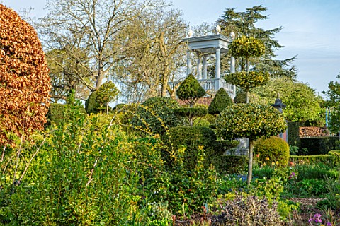 THE_LASKETT_GARDENS_HEREFORDSHIRE_DESIGNER_ROY_STRONG__THE_SERPENTINE_WALK_CLIPPED_TOPIARY_HOLLIES_Y