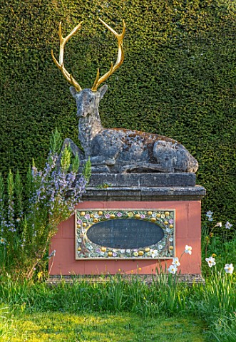 THE_LASKETT_GARDENS_HEREFORDSHIRE_DESIGNER_ROY_STRONG__CHILSTONE_STAG_ON_PEDESTAL_WITH_DAFFODILS_IN_