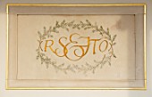 THE LASKETT GARDENS, HEREFORDSHIRE. DESIGNER ROY STRONG - THE COLONNADE COURT, PLAQUE WITH GOLD LETTERING OF ROY STRONG AND JULIA TREVELYAN OMAN