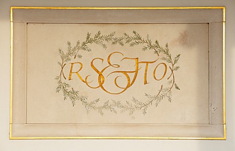 THE_LASKETT_GARDENS_HEREFORDSHIRE_DESIGNER_ROY_STRONG__THE_COLONNADE_COURT_PLAQUE_WITH_GOLD_LETTERIN