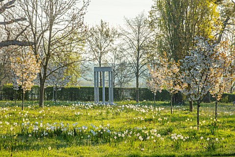 MORTON_HALL_GARDENS_WORCESTERSHIRE_THE_MEADOW_PARK_SPRING_APRIL_MONOPTEROS_FOLLY_FOLLIES_DAFFODILS_N
