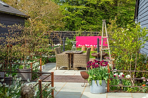 LITTLE_ORCHARDS_SURREY_DESIGNER_NIC_HOWARD_SPRING_APRIL_COURTYARD_TABLE_CHAIRS_CONTAINER_WITH_TULIPA