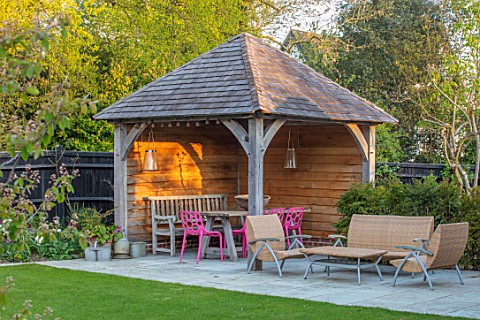 LITTLE_ORCHARDS_SURREY_DESIGNER_NIC_HOWARD_SHED_OUTBUILDING_TABLE_PINK_CHAIRS_PERGOLA_SEATING_AREA_F