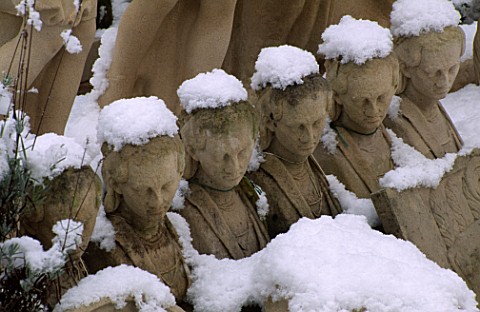 STATUARY_IN_THE_SNOW_AT_SPRIVERS_GARDEN__SUSSEX_NEW_SHOOTS