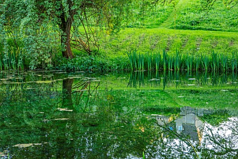 VILLAGE_FARM_HOUSE_GLOUCESTERSHIRE_MEADOW_SPRING_MAY_WATER_STREAM_POOL_POND_REFLECTED_REFLECTIONS