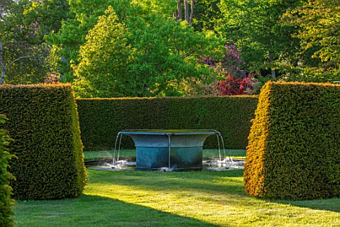 FONTHILL_HOUSE_GARDENS_WATER_GARDEN_WILLIAM_PYE_WATER_FEATURE_YEW_HEDGES_HEDGING_SPRING_MAY_ENGLISH_