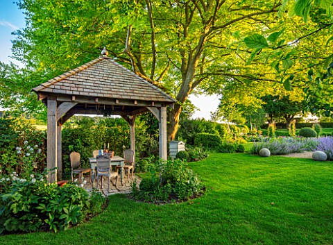 ORDNANCE_HOUSE_WILTSHIRE_MAY_SPRING_THE_ORCHARD_ROOM_OUTDOOR_SEATING_AREA_BUILDING_HUT_PERGOLA_TABLE