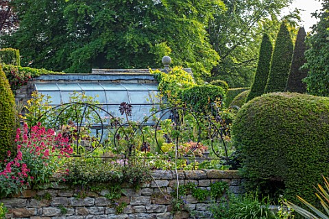 YORK_GATE_YORKSHIRE_WALL_GREENHOUSE_METAL_FENCE_FENCING_BOUNDARY_BOUNDARIES_CLIPPED_TOPIARY_YEW_HEDG