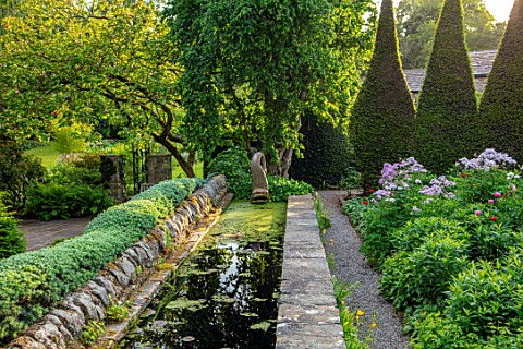 YORK_GATE_YORKSHIRE_THE_CANAL_GARDEN_RILL_WATER_CANAL_FERNS_CLIPPED_TOPIARY_YEW_TAXUS_SUMMER_JUNE_ES