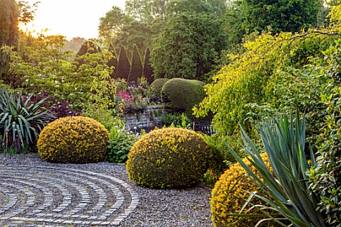 YORK_GATE_YORKSHIRE_CIRCULAR_PAVEMENT_MAZE_STONE_SETTS_GRAVEL_DRIVE_CLIPPED_TOPIARY_YEWS_TAXUS_YUCCA
