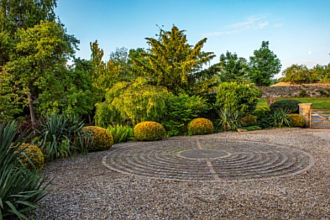 YORK_GATE_YORKSHIRE_CIRCULAR_PAVEMENT_MAZE_STONE_SETTS_GRAVEL_DRIVE_CLIPPED_TOPIARY_YEWS_TAXUS_YUCCA
