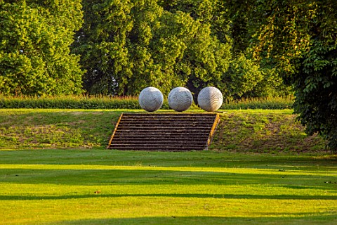 NEVILL_HOLT_LEICESTERSHIRE_LAWN_STEPS_IN_MIND_OF_MONK_SCULPTURE_BY_PETER_RANDALL_PAGE