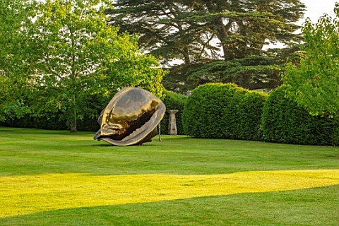 NEVILL_HOLT_LEICESTERSHIRE_MARC_QUINN_SCULPTURE_THE_ORIGIN_OF_THE_WORLD_LAWN_HEDGES_HEDGING