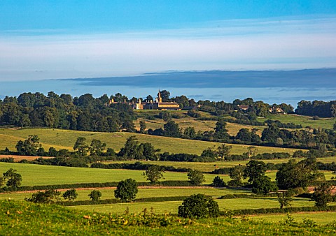 NEVILL_HOLT_LEICESTERSHIRE_VIEW_ACROSS_HILLSIDE_TO_NEVILL_HOLT