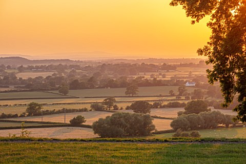 MORTON_HALL_GARDENS_WORCESTERSHIRE_VIEW_TO_TH_WEST_EVENING_LIGHT_SUMMER_JUNE_COUNTRYSIDE