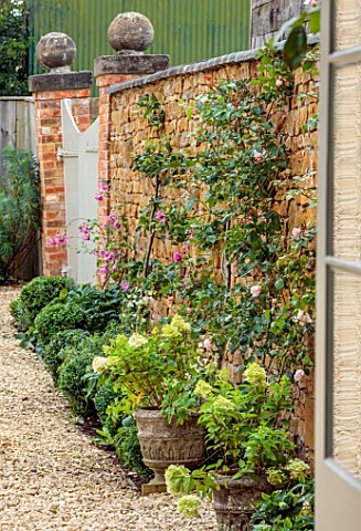 ASHBROOK_HOUSE_NORTHAMPTONSHIRE_DESIGNER_JOSEPHINE_MAYDON__WALL_GATES_BORDER_CONTAINERS_WITH_HYDRANG