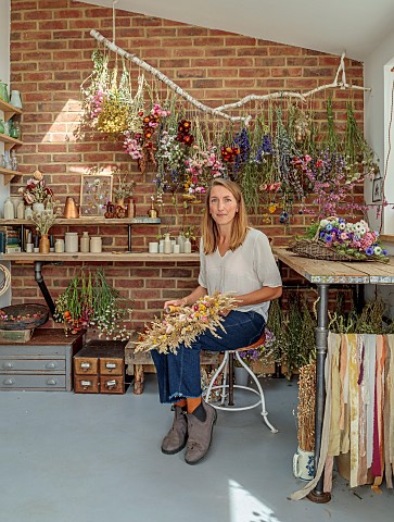 BEX_PARTRIDGE_BOTANICAL_TALES_BETH_IN_HER_STUDIO_MAKING_DRIED_FLOWERS_AND_GRASS_WREATH