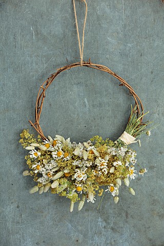 BEX_PARTRIDGE_BOTANICAL_TALES_HAND_CRAFTED_WREATH_AIR_DRIED_FLOWERS_HUMULUS_LUPULUS_BRIZA_MAXIMA_FEV