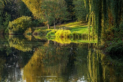 PRIORS_MARSTON_WARWICKSHIRE_VIEW_ACROSS_LAKE_SEPTEMBER_REFLECTED_REFLECTIONS