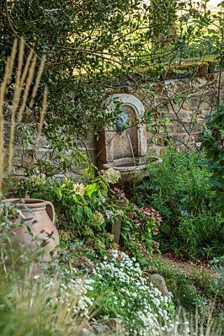 THE_DOWER_HOUSE_DERBYSHIRE_VIEW_DOWN_SLOPE_TO_WALL_FOUNTAIN_WALL_SEPTEMBER_AUTUMN_HYDRANGEA_QUERCIFO