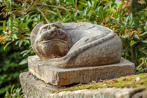 THE_DOWER_HOUSE_DERBYSHIRE_STONE_SCULPTURE_OF_CHINESE_LION_FROM_HONG_KONG_SCULPTURES_ORNAMENT