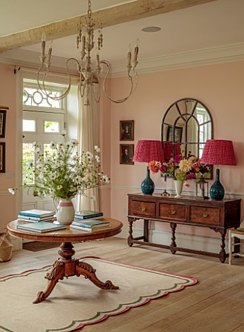 ASHBROOK_HOUSE_NORTHAMPTONSHIRE_HALLWAY_WITH_COSMOS_IN_CONTAINER_DAHLIAS_ON_DRESSER