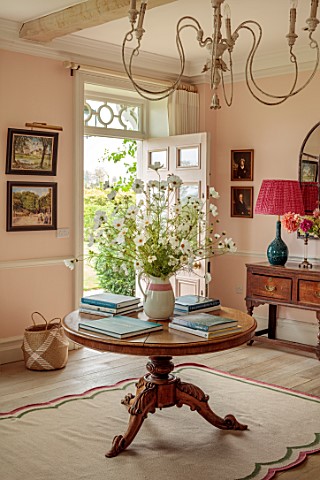 ASHBROOK_HOUSE_NORTHAMPTONSHIRE_HALLWAY_WITH_COSMOS_IN_CONTAINER_DAHLIAS_ON_DRESSER