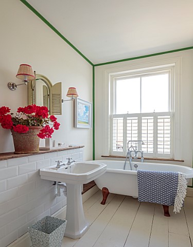 ASHBROOK_HOUSE_NORTHAMPTONSHIRE_BATHROOM_WITH_PINK_GERANIUMS_IN_TERRACOTTA_CONTAINER