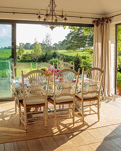 ASHBROOK_HOUSE_NORTHAMPTONSHIRE_TABLE_AND_CHAIRS_FRENCH_WINDOWS_DINING_ROOM
