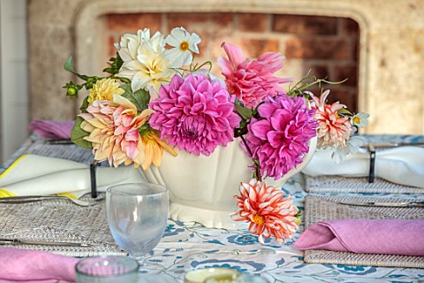ASHBROOK_HOUSE_NORTHAMPTONSHIRE_DINING_ROOM_TABLE_CONSTANCE_SPRY_VASE_DAHLIAS