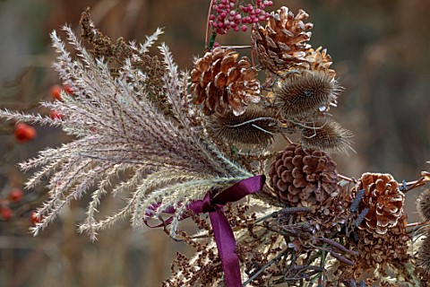 BABYLON_FLOWERS_OXFORDSHIRE__NATURAL_COPPER_WIRE_WREATH_IVY_TEASELS_DIPSACUS_FULLONUM_PINK_PEPPERCOR