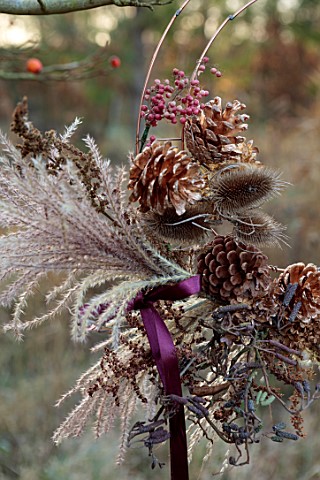 BABYLON_FLOWERS_OXFORDSHIRE__NATURAL_COPPER_WIRE_WREATH_IVY_TEASELS_DIPSACUS_FULLONUM_PINK_PEPPERCOR