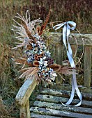 BABYLON FLOWERS, OXFORDSHIRE - NATURAL COPPER WIRE WREATH ON BENCH, RIBBON, HYDRANGEA, TEASELS, DIPSACUS FULLONUM, LOTUS FLOWER SEED HEADS