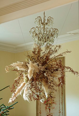 MARBURY_HALL_SHROPSHIRE_DESIGNER_SOFIE_PATONSMITH__DINING_ROOM_CHRISTMAS_HANGING_CLOUD_OF_DRIED_FLOW