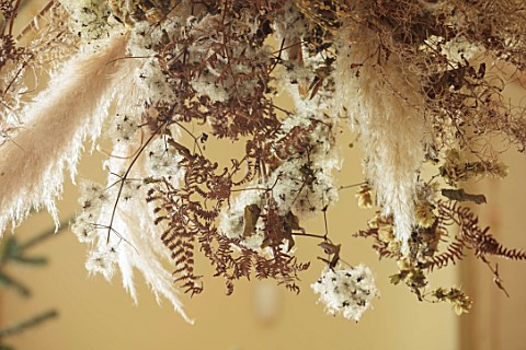 MARBURY_HALL_SHROPSHIRE_DESIGNER_SOFIE_PATONSMITH__DINING_ROOM_CHRISTMAS_HANGING_CLOUD_OF_DRIED_FLOW
