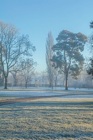 MORTON_HALL_WORCESTERSHIRE_THE_MAIN_DRIVE_AND_PARKLAND_IN_DECEMBER_JANUARY_SNOW_FROST_WINTER_MEADOW_