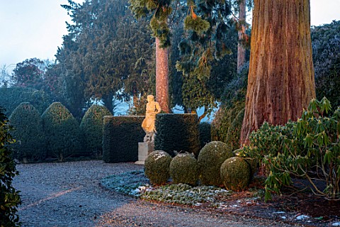 MORTON_HALL_WORCESTERSHIRE_CLIPPED_TOPIARY_GIANT_REDWOOD_STATUE_OF_SEATERN_SAXON_GOD_OF_HARVEST_HEDG
