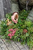 BABYLON FLOWERS, OXFORDSHIRE: COPPER SPICE WREATH WITH IVY, PINK PEPPER BERRIES, IVY, GIANT REDWOOD, MONTEREY CYPRESS, HYDRANGEAS, TEASEL HEAD