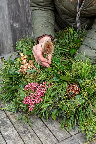 BABYLON_FLOWERS_OXFORDSHIRE_COPPER_SPICE_WREATH_WITH_IVY_PINK_PEPPER_BERRIES_IVY_GIANT_REDWOOD_MONTE